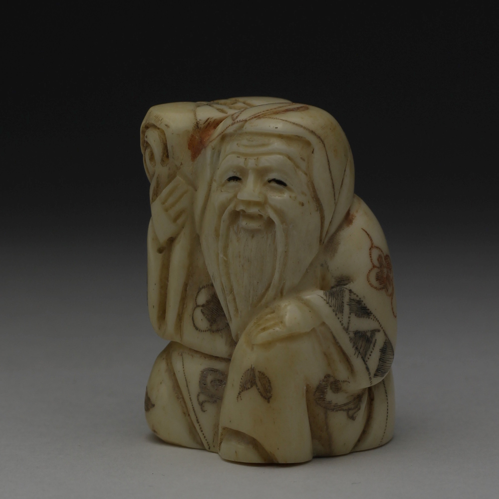 Нэцкэ Фукурокудзю со свитком на плече