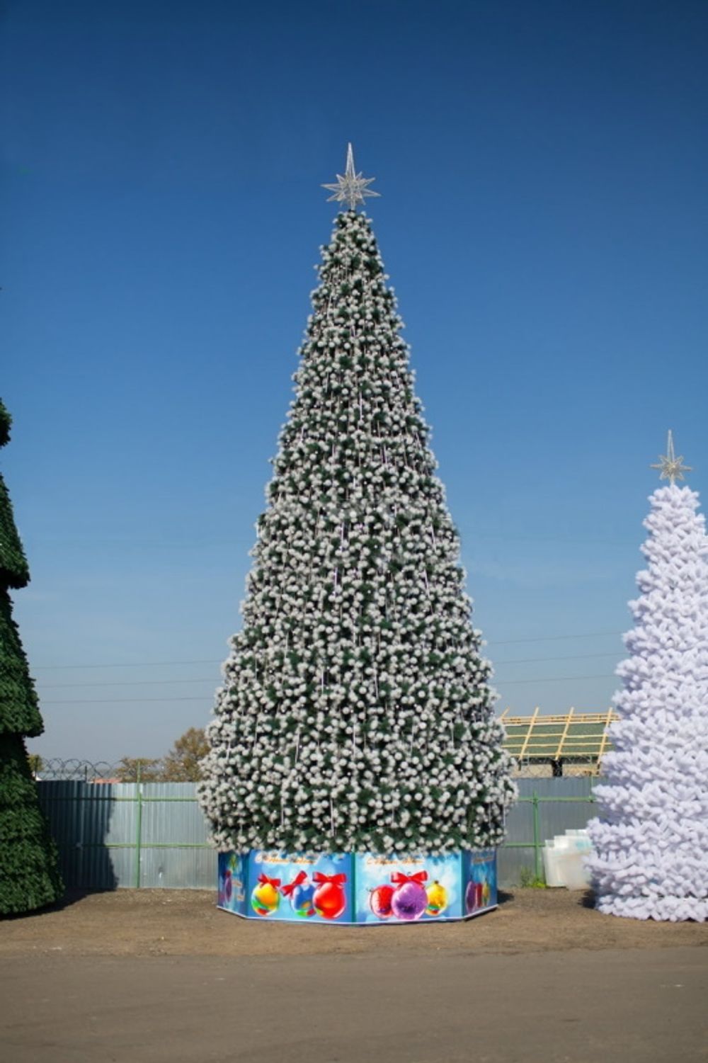 Уличная елка каркасная "Уральская сосна" (бело-зеленая леска) 17 м