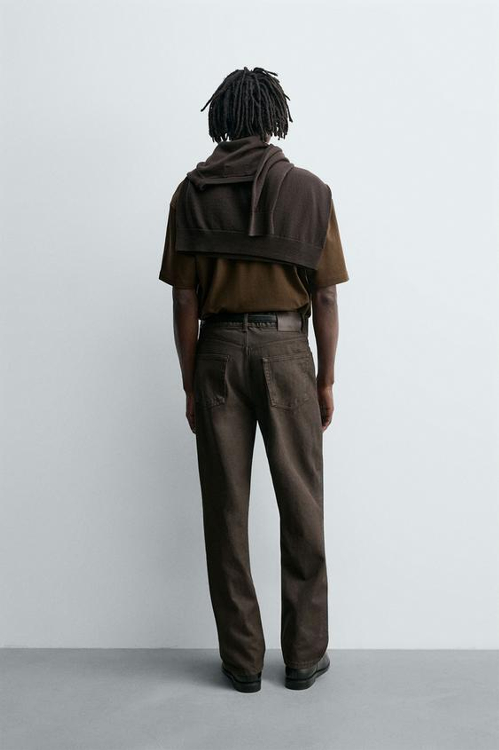 ZARA ДЖИНСЫ ПРЯМОГО КРОЯ С ВОЩЕНЫМ ПОКРЫТИЕМ, ШОКОЛАДНЫЙ