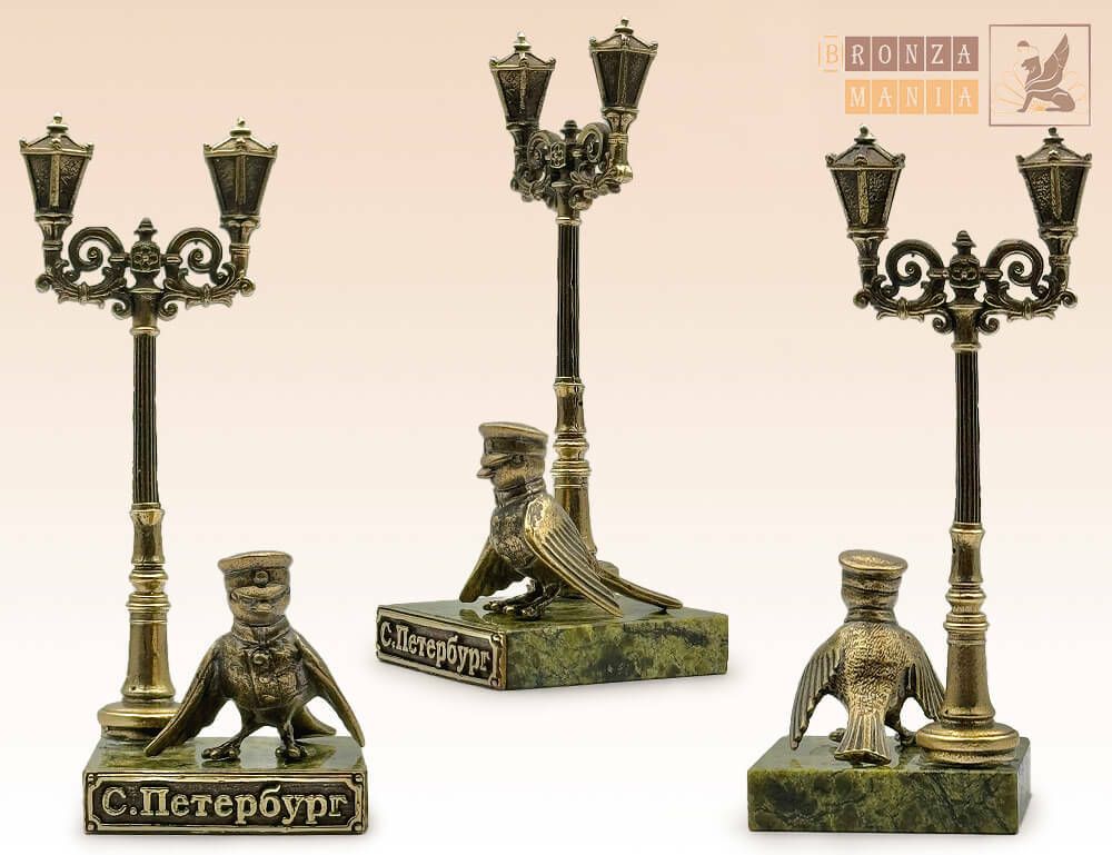 фигурка Чижик-Пыжик под фонариком на змеевике