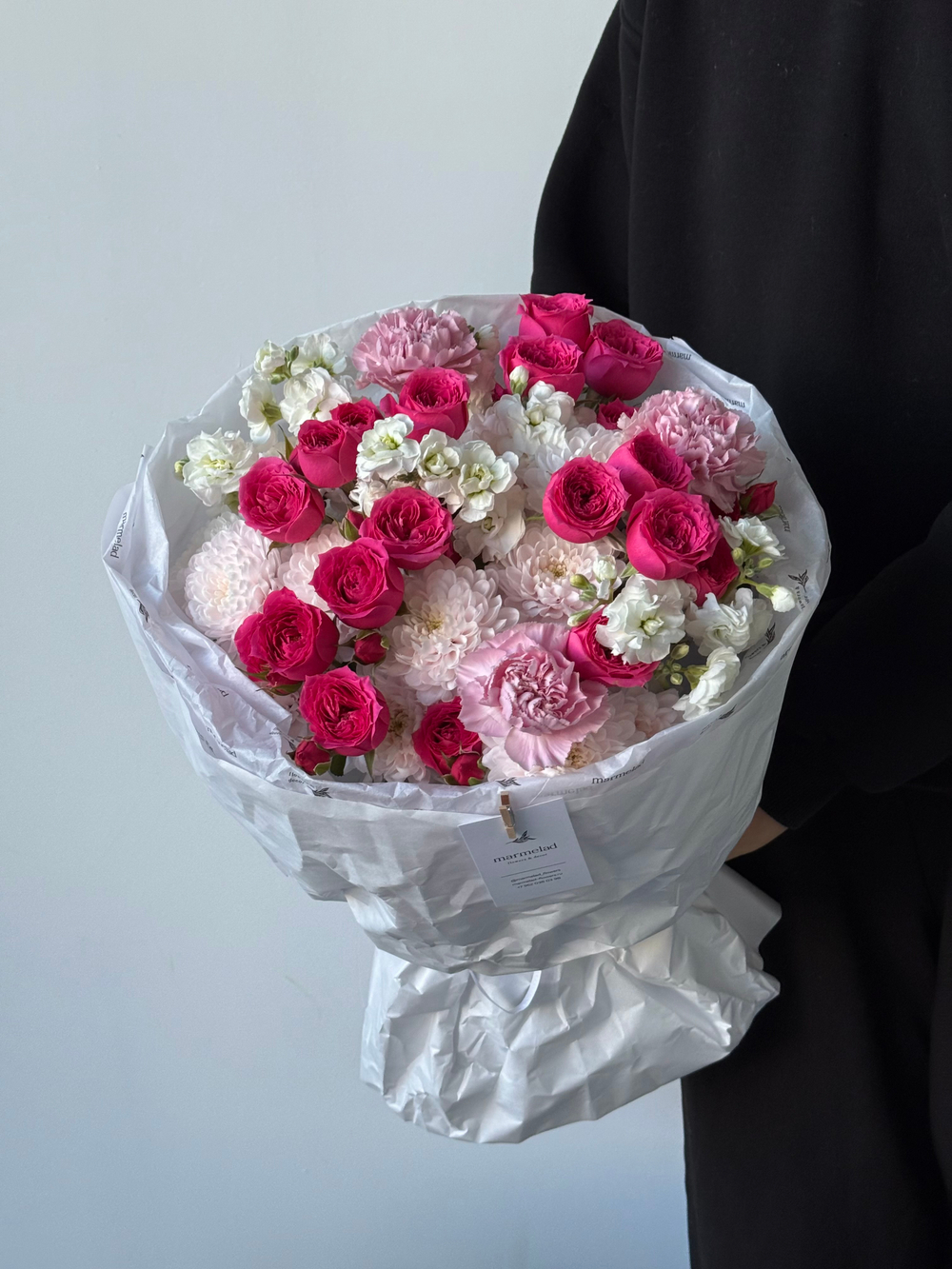 Букет из кустовых роз в ярком оттенке, диантусов, маттиолы и хризантемы