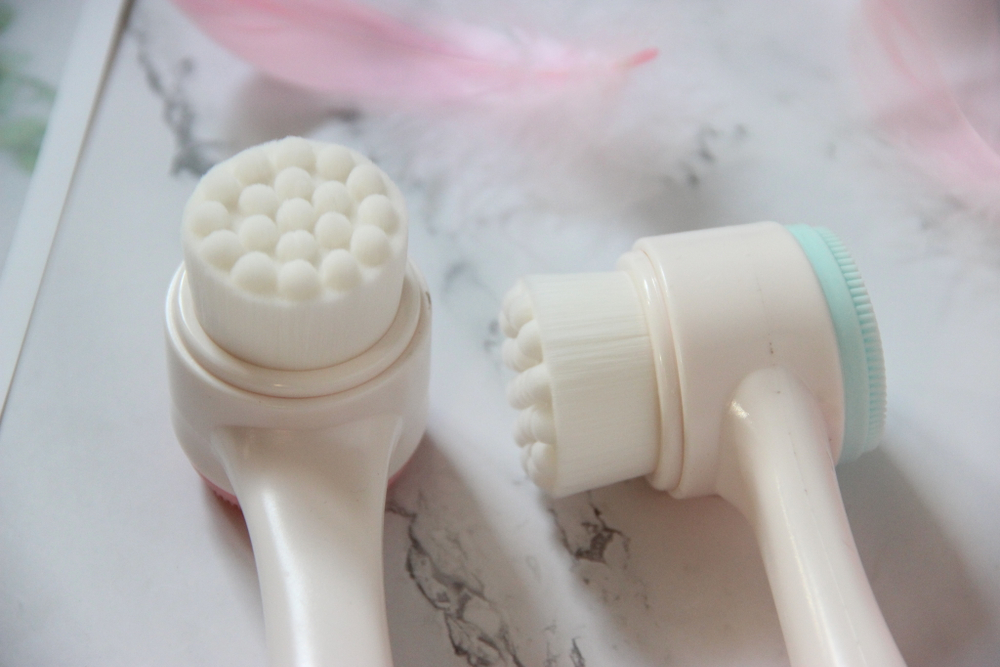 Двухсторонняя щёточка для умывания