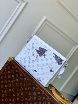 Louis Vuitton Pochette Voyage MM