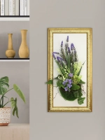 Искусственные цветы в багетной раме для декора