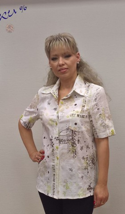 Женская летняя рубашка с зелено-коричневым принтом