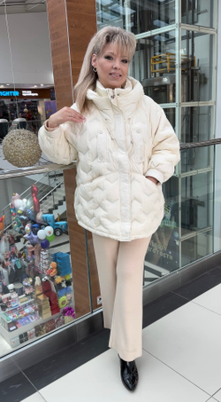 Белый красивый куртка-пуховик