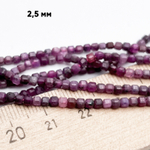 Корунд красный бусины, куб, размер около 2,4-2,5 мм, цена за отрезок 19 см (1/2 нити)