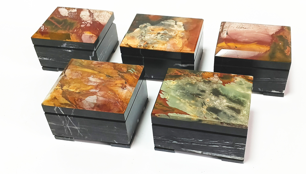 Шкатулка из яшмы и доломита 9-7-5.5см вес 470гр.