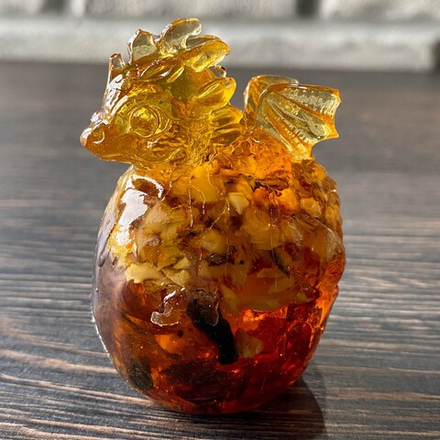 Дракон сидит на камне