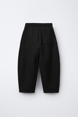 ZARA БРЮКИ BARREL ИЗ МЯГКОЙ ТКАНИ С НАШИВКОЙ, ЧЕРНЫЙ