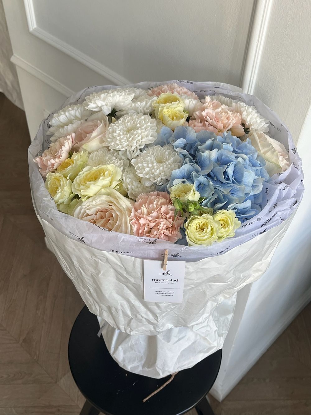 Букет из кустовых роз, гортензии, хризантемы и диантусов