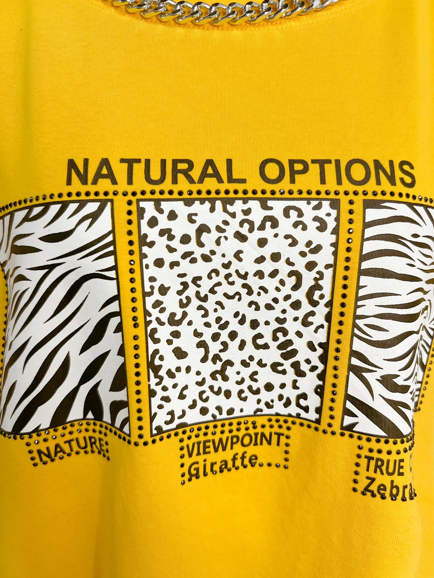 Футболка Archie 6688 удлиненная с цепочкой и надписью Natural Options однотонная