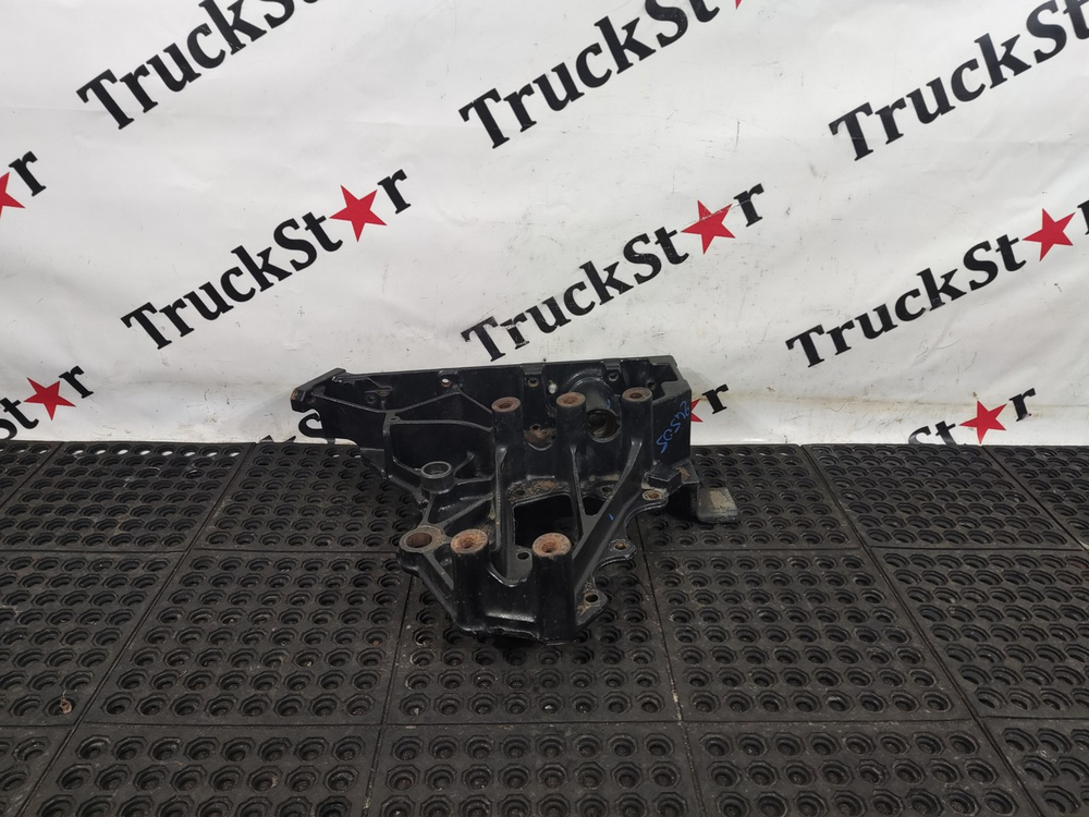 Кронштейн буксировочный правый