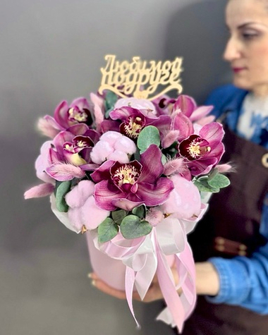 Коробка с розовыми орхидеями, хлопком и лагурусом