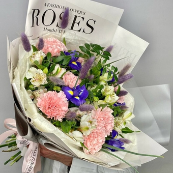 «Эфирные сны Букет из ирисов, гвоздик, альстромерии и лагуруса