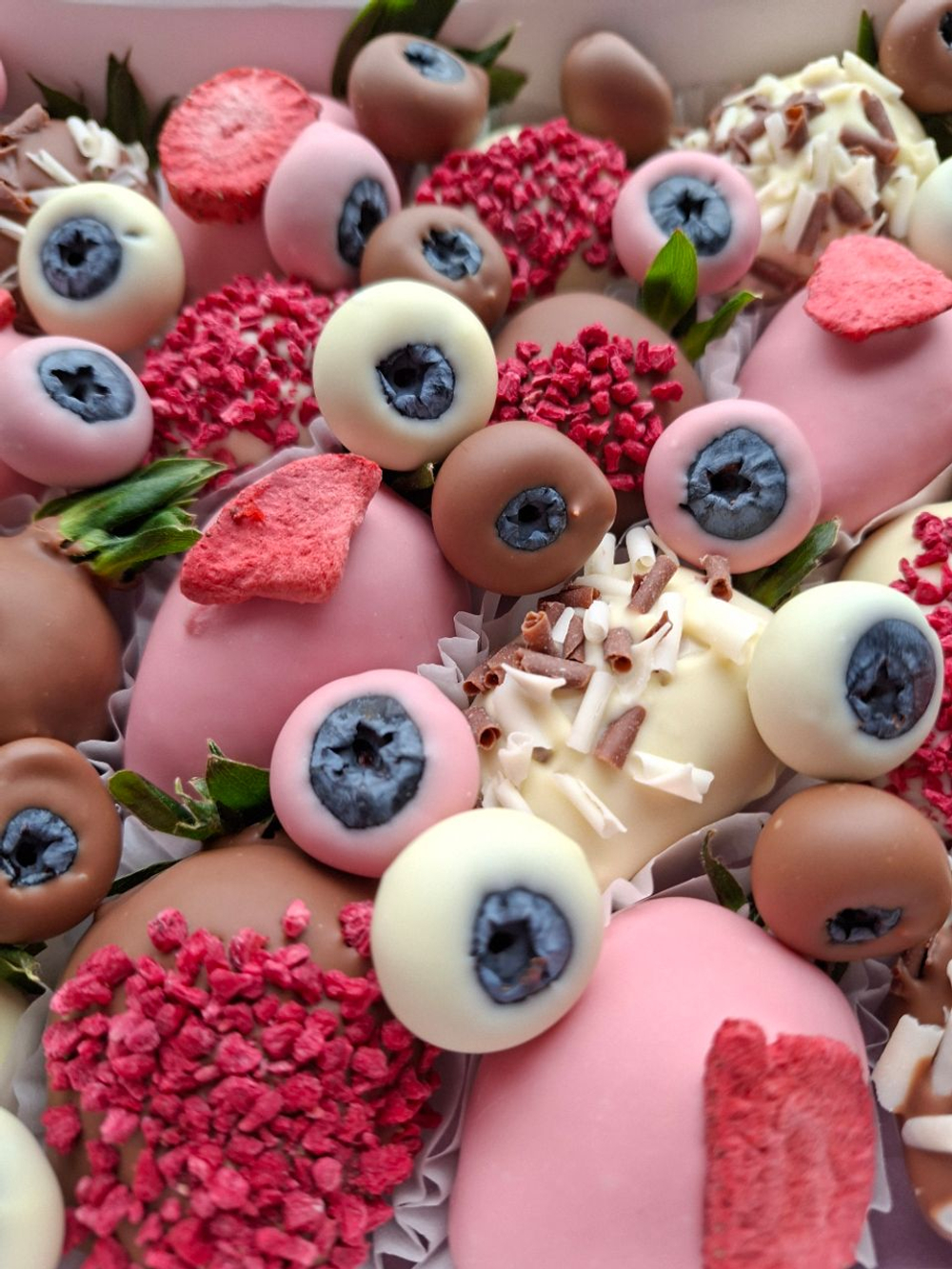 Набор клубники в шоколаде с голубикой в шоколаде "Шоколадно-ягодное ассорти"