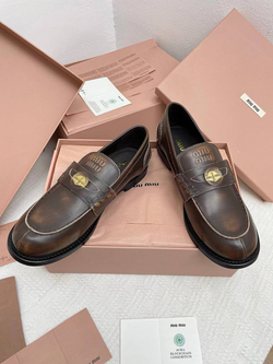Женские кожаные лоферы Miu Miu коричневого цвета