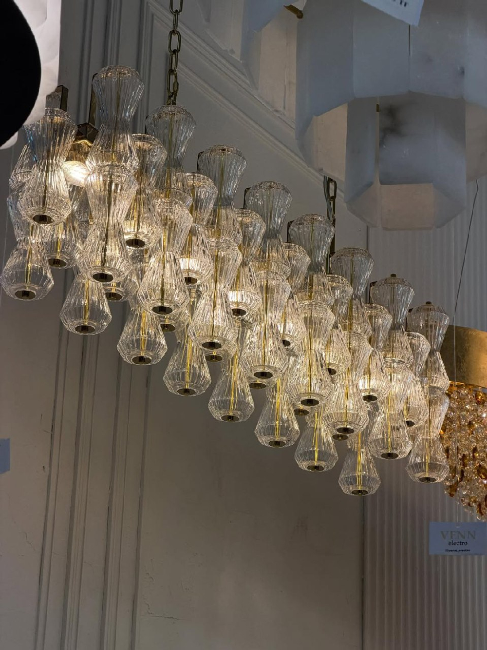 Эффектная люстра с множеством рифлёных стеклянных плафонов на золотом основании ✨