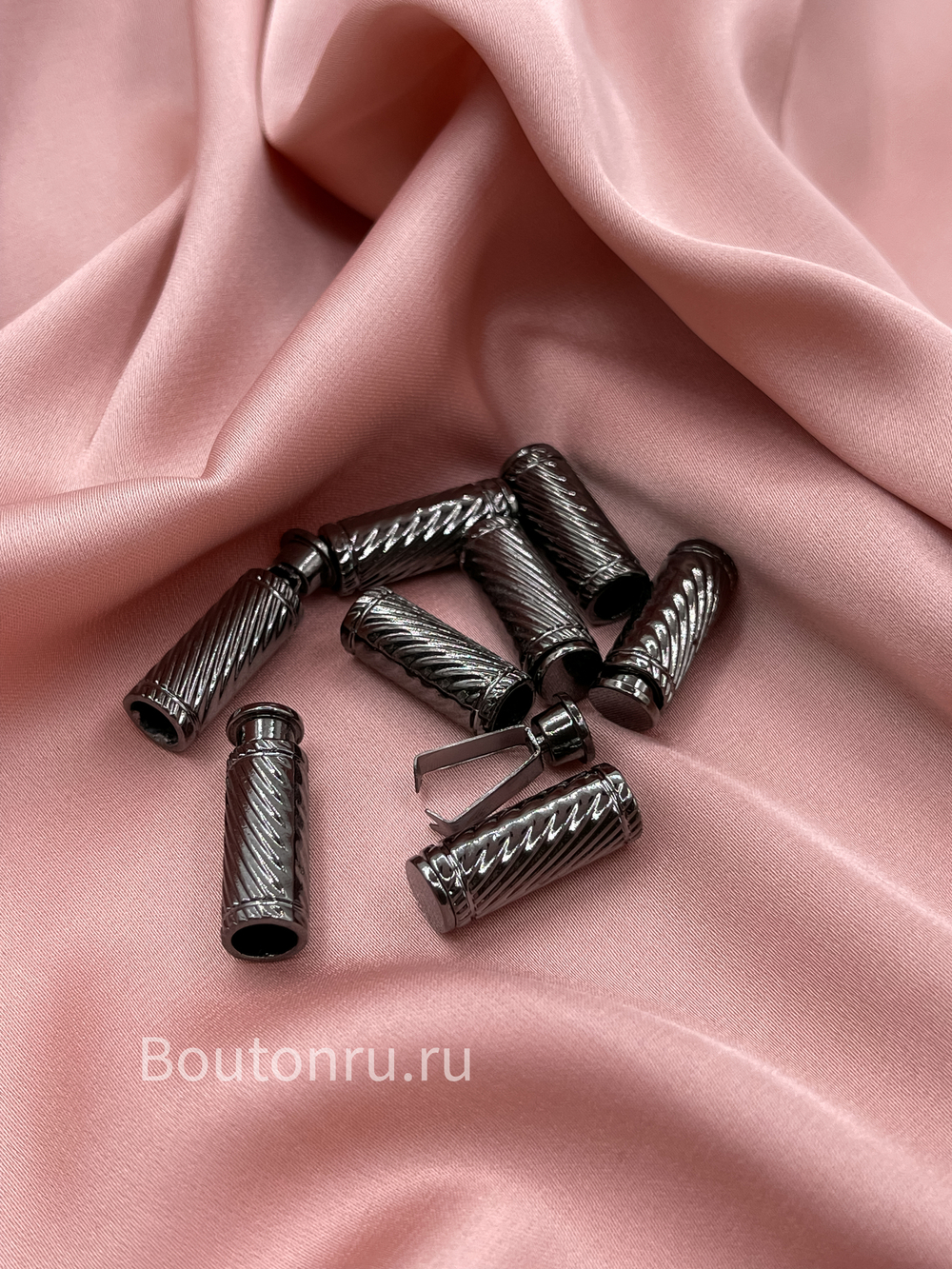 Наконечник для шнура рифленый в черном (графит) металле с зажимом