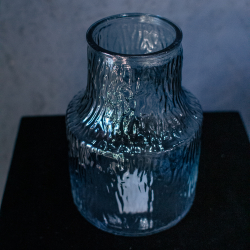 3. Серо-голубая стеклянная ваза с рельефом воды