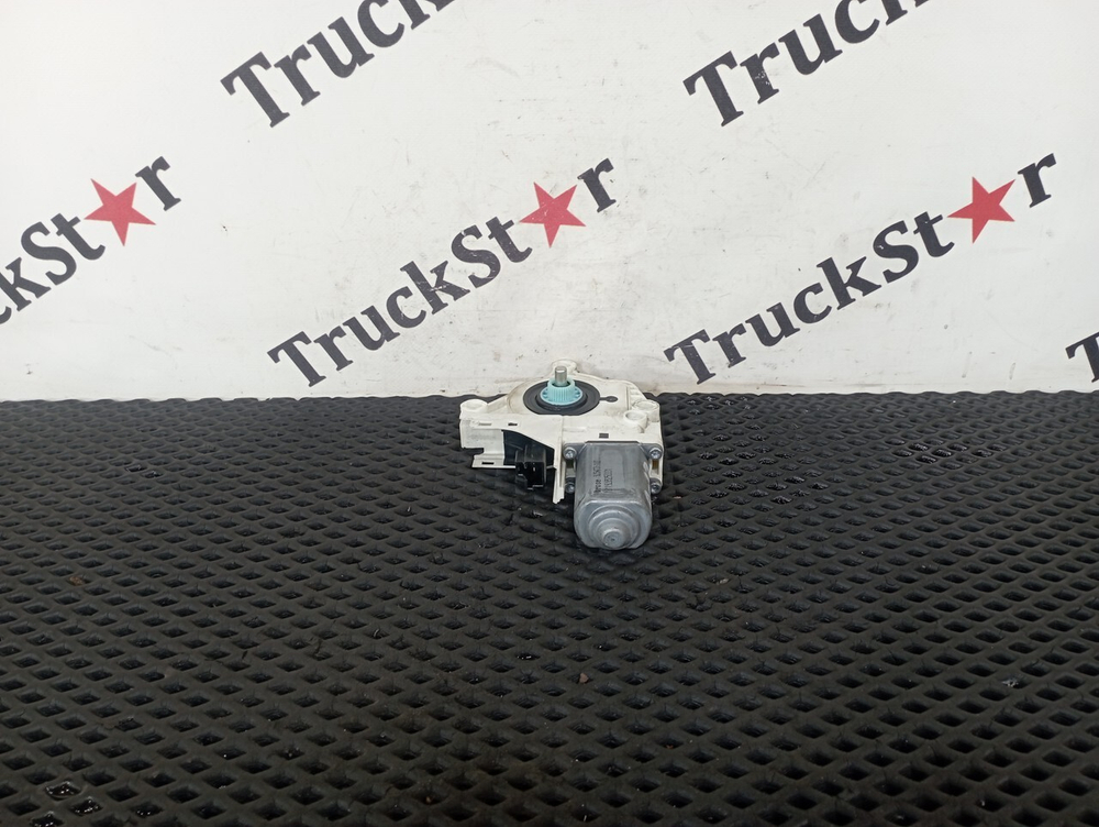 Моторчик стеклоподъемника правый 2020г