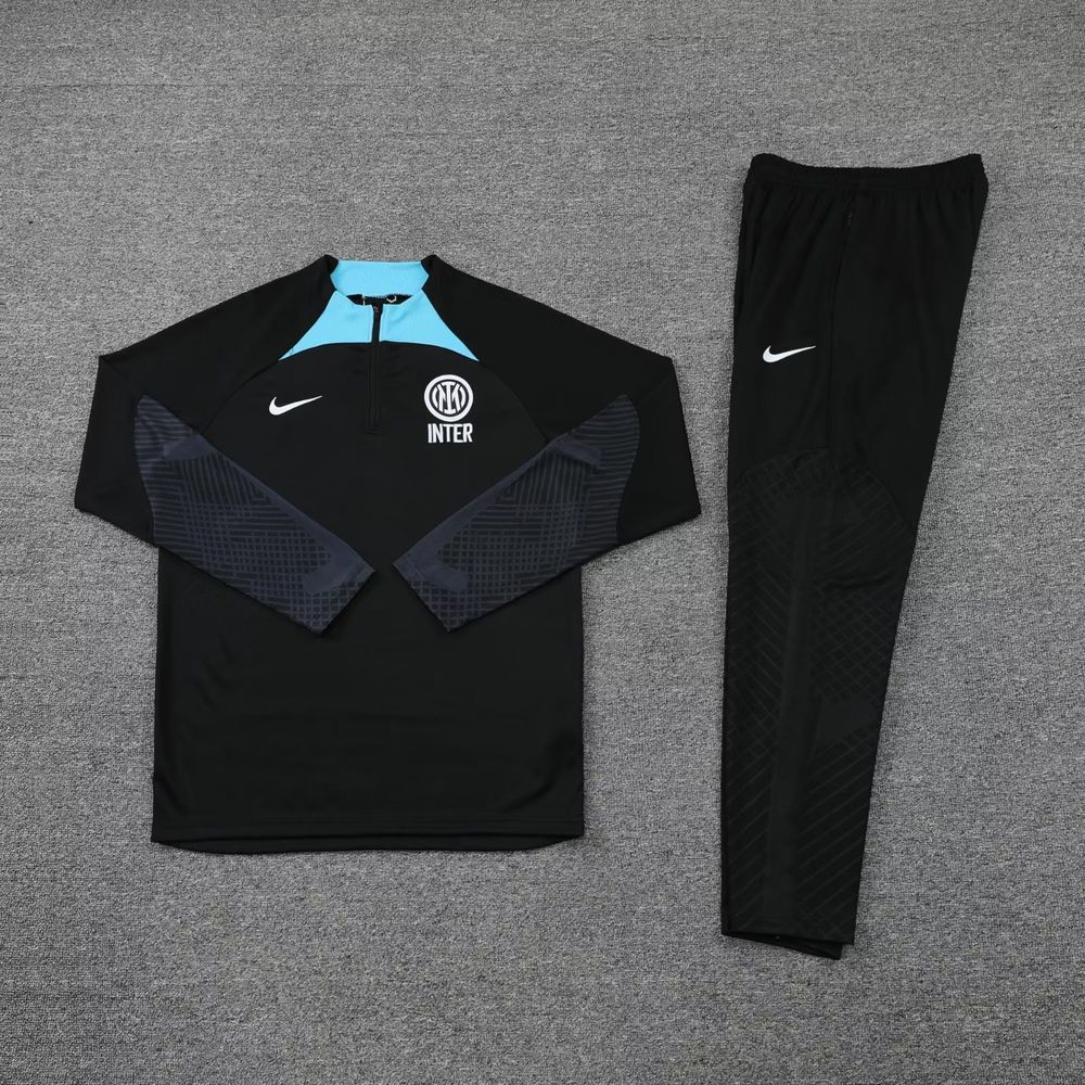 Купить cпортивный тренировочный костюм футбольного клуба «Интер Милан» в Москве.