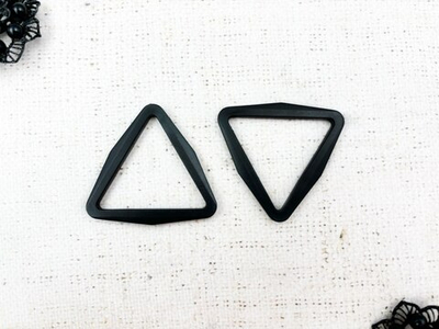 Рамка-треугольник пластик, ш. 5 см, 7 гр, чёрный