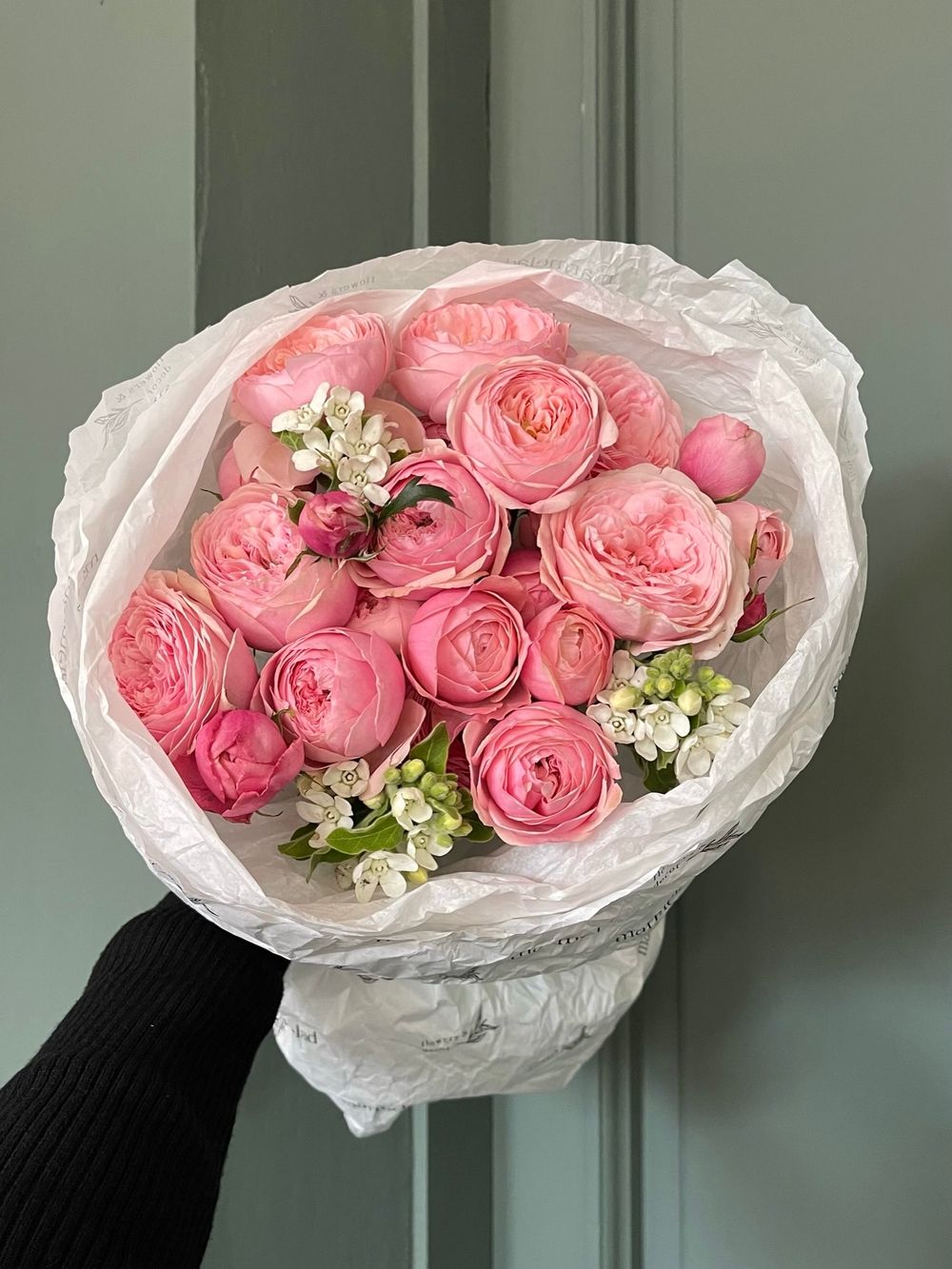 Букет из кустовой пионовидной розы и белых незабудок