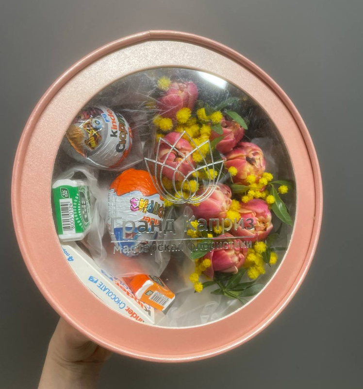 Композиция из тюльпанов со сладостями