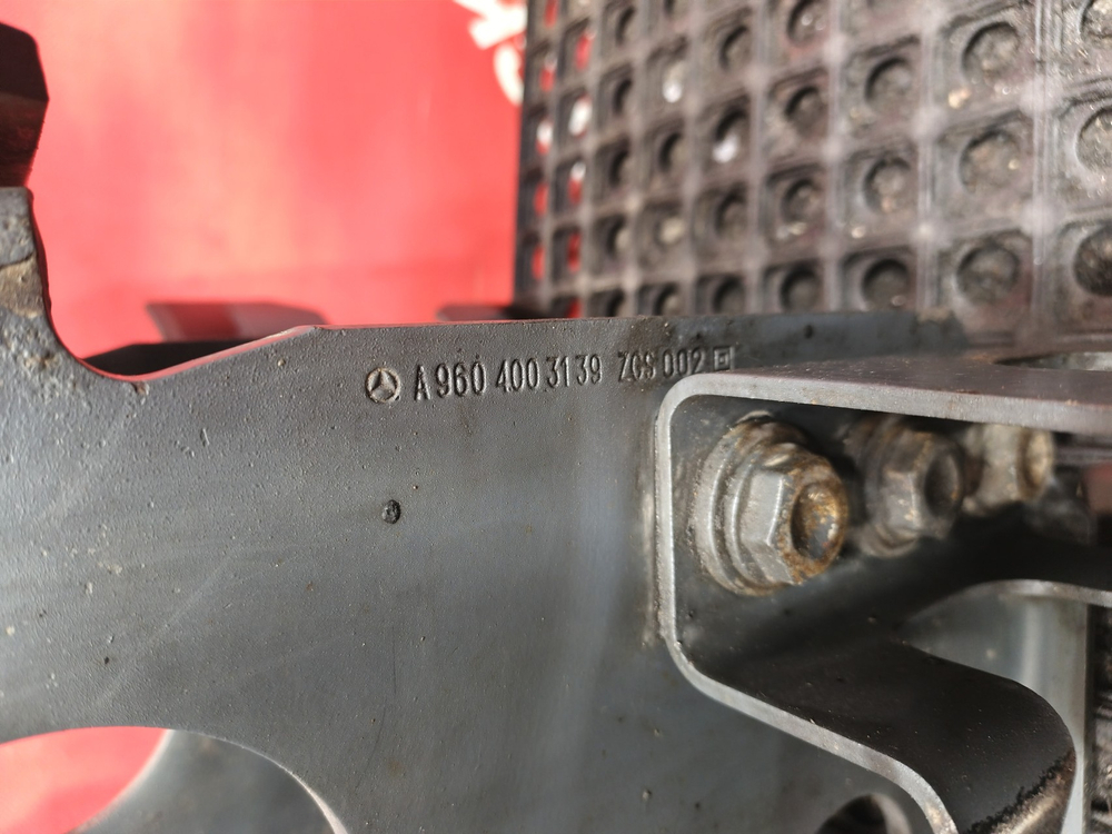 Кронштейн запасного колеса