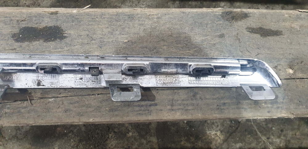 Молдинг решетки радиатора Mercedes E (W213) 16-20 Б/У Оригинал A2138880173