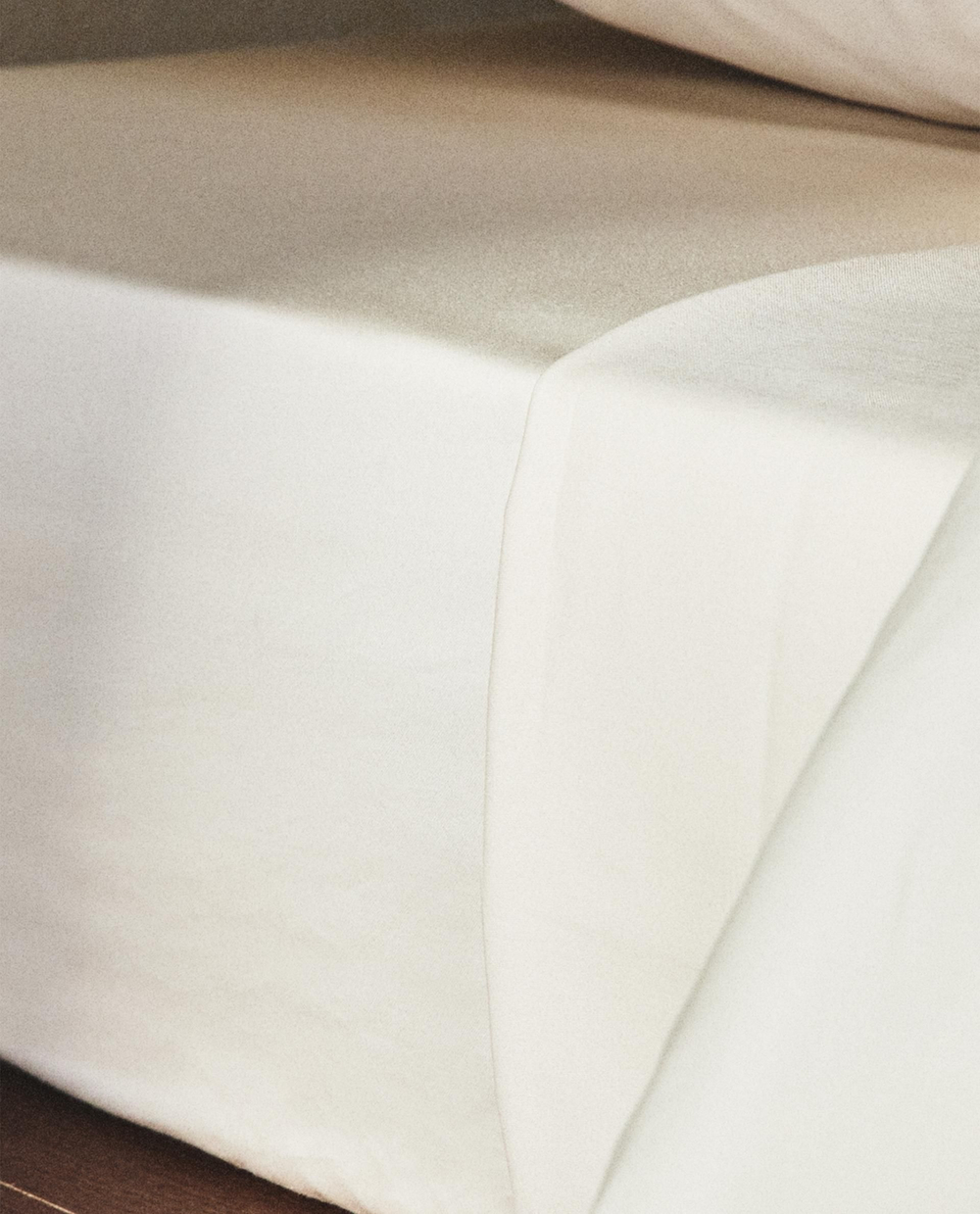 Zara Home - Атласная простыня с эластичной лентой, высота 30 см (вес 300 нитей), бежевый, 160х200х30 см