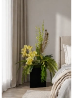 Напольная композиция из искусственных растений и цветов