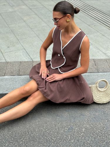 Шоколадный костюм из жилета и юбки