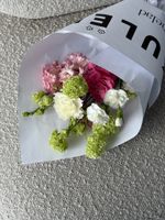 Кулек сборный из диантусов, лизиантуса, вибурнума и одноголовой розы