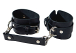 Черные кожаные наручники с соединением на карабинах