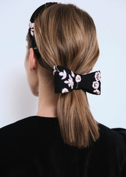 Бант-бабочка с цветочной вышивкой