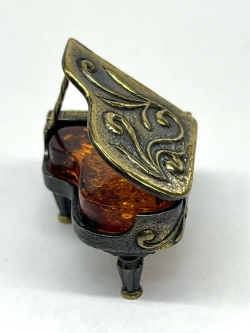 Бронзовая статуэтка на янтаре