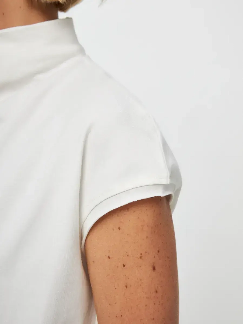 Футболка дизайнерская с цельнокроеным воротником