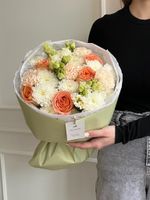 Сборный букет из хризантемы, диантусов и одноголовых роз