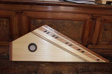 GU-11.32.17.35100 Гусли Звончатые крыловидные, 17 струн, светлые, Гусельник