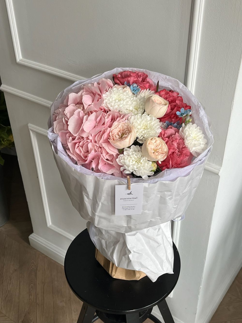 Букет сборный из гортензии, кустовой пионовидной розы, одноголовых роз и оксипеталума