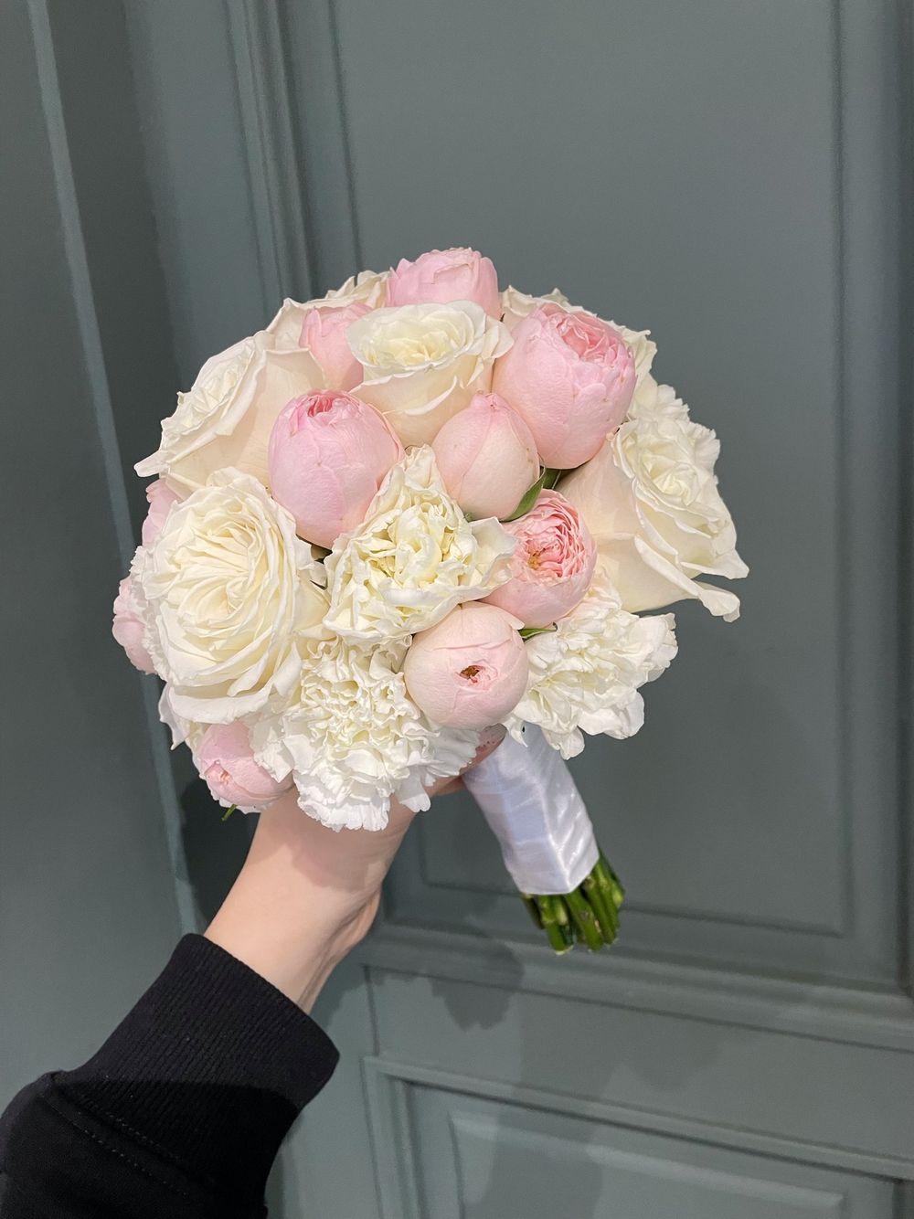 Свадебный букет из кустовых пионовидных роз, одноголовых роз и диантусов