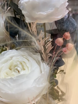 натуральные пионы в стекле