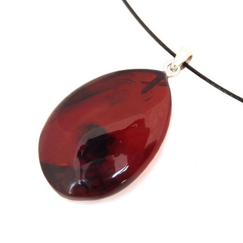 Янтарный кулон на ювелирной струне