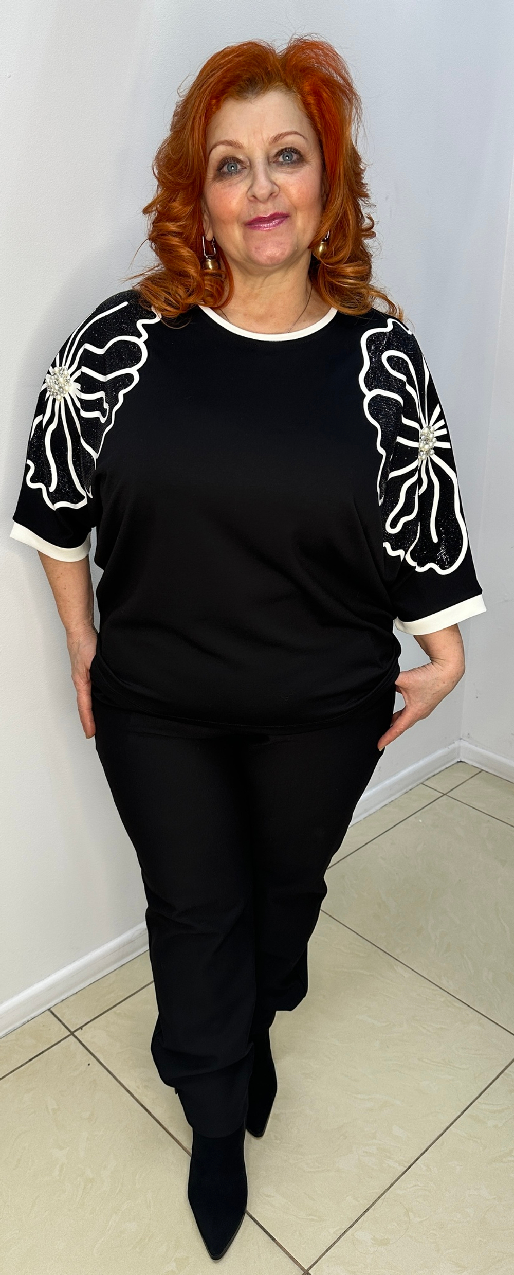 Нарядный черный блузон со стразовым изображением