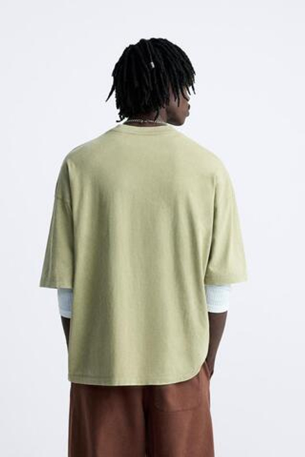 ZARA ФУТБОЛКА С ПРИНТОМ, ЛИНЯЛЫЙ ЗЕЛЕНЫЙ