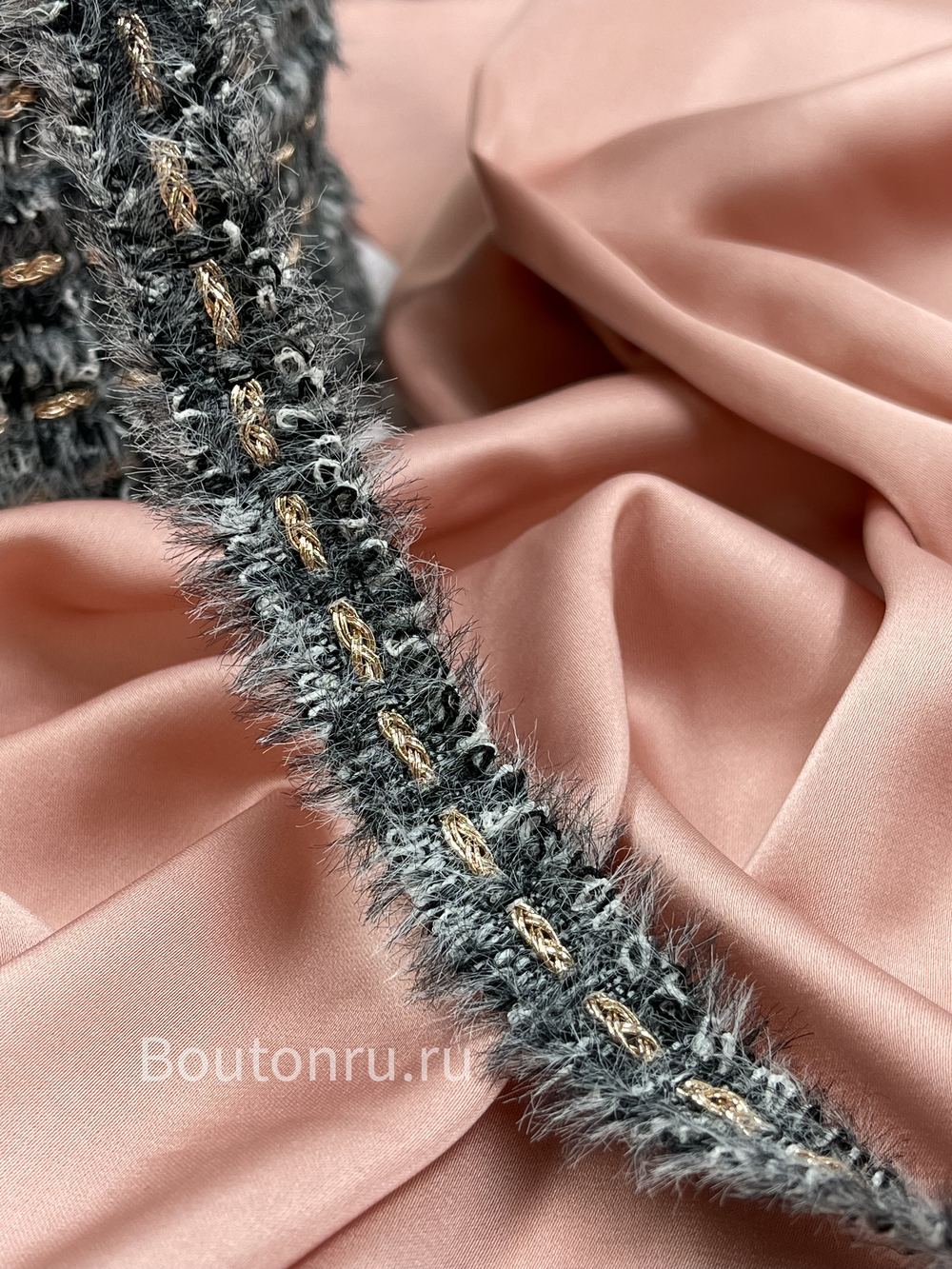 Тесьма серая с золотистой косичкой