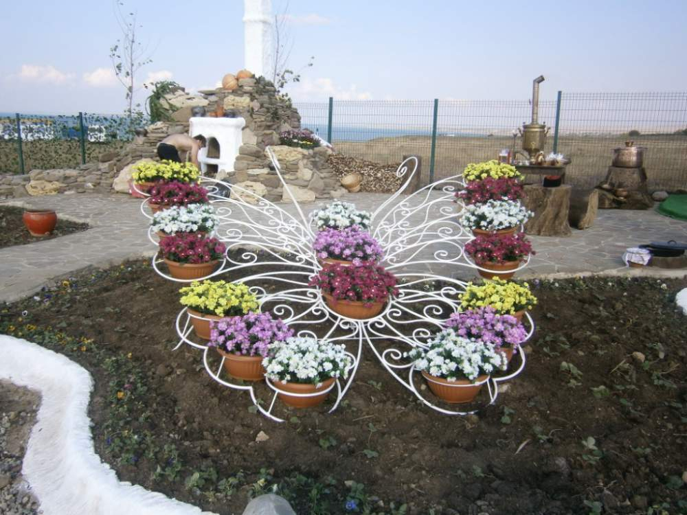 Парковая клумба Бабочка ажурная