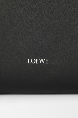 Loewe Сумка Hammock Flip из классической телячьей кожи, черный